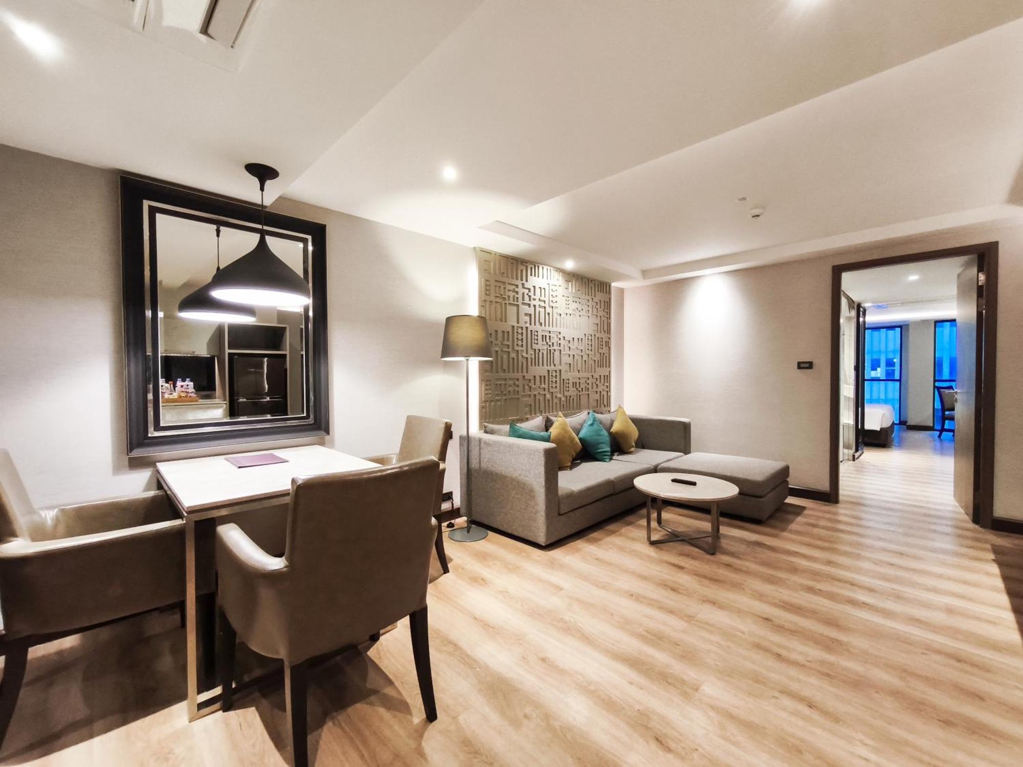 Citrus Suites Sukhumvit 6 By Compass Hospitality Бангкок Екстер'єр фото